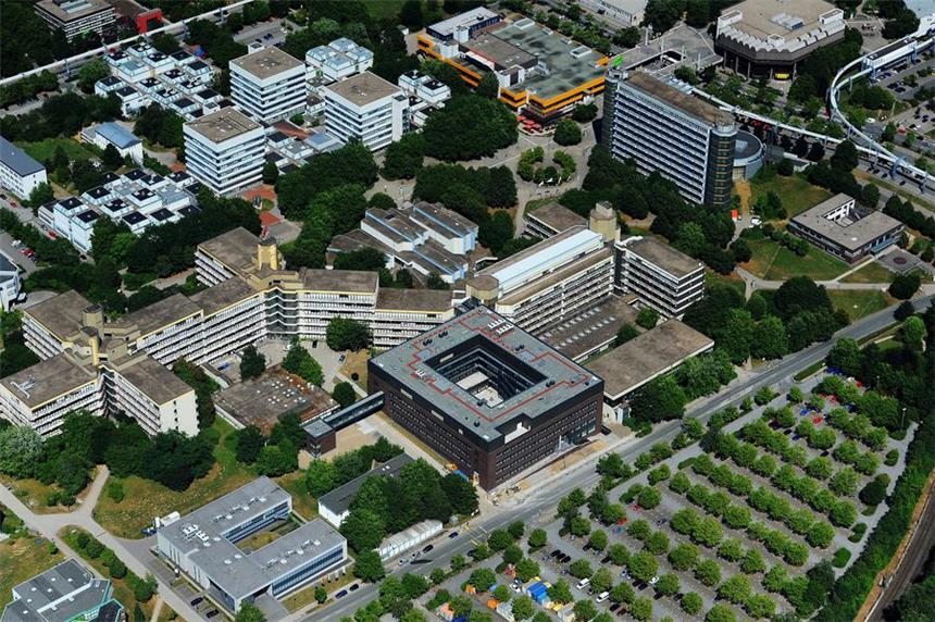 Feuerwehr evakuiert 250 Menschen aus Chemiegebäude Die TU Dortmund.