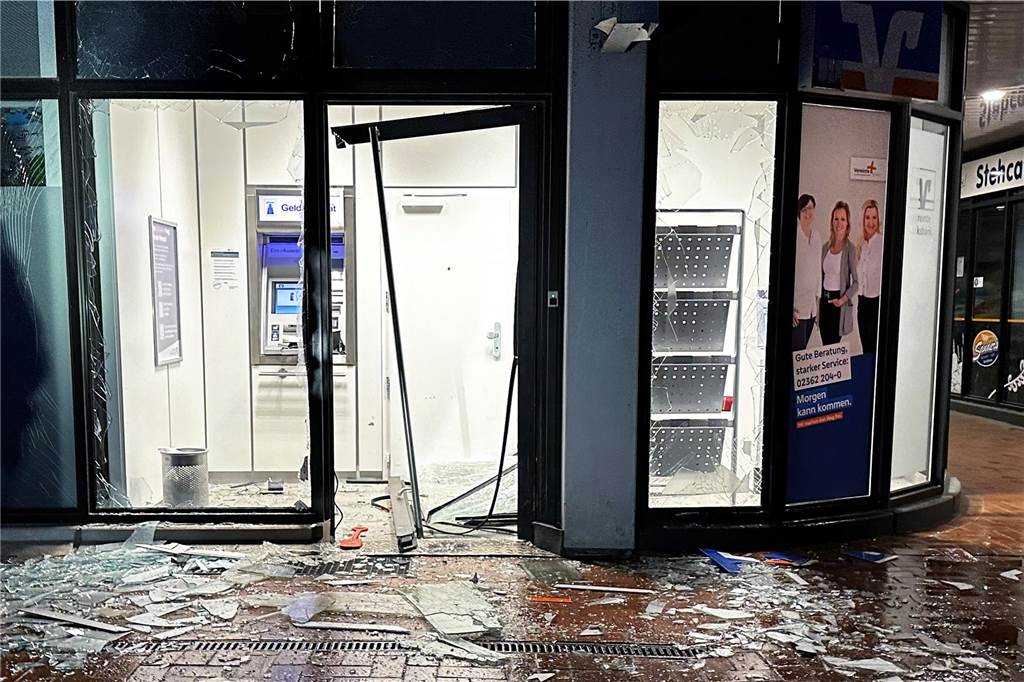 Geldautomat der Vereinten Volksbank am Wulfener Markt gesprengt Zerstörte SB-Filiale der Vereinten Volksbank