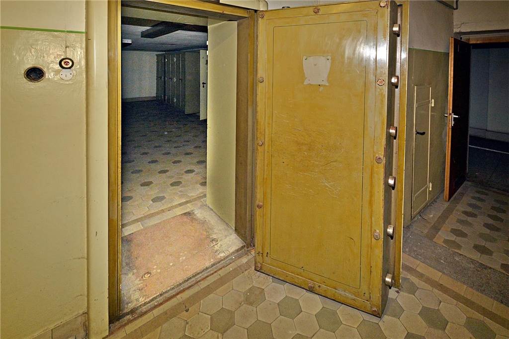 Die Tür zum Tresorraum, wie sie noch vor wenigen Jahren aussah - sie ist heute ebenfalls zerstört. Sie wurde aufgeschnitten.