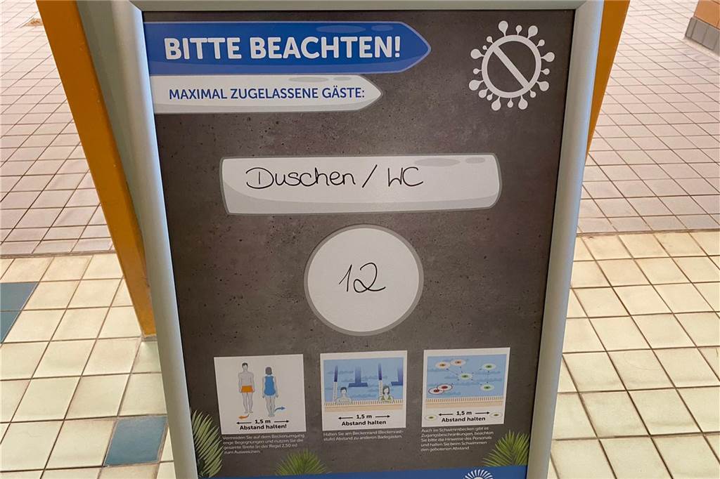 Die Türen zu den Duschen und zum WC-Bereich stehen offen, die Zahl der Gäste dort ist begrenzt.