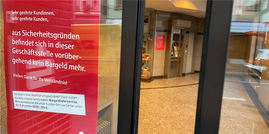 Die Türen zur Sparkasse Obercastrop an der Bochumer Straße sind praktisch geschlossen. Geld gibt es hier seit Monaten nicht mehr. Aus Sicherheitsgründen, wie es im März auf diesem Plakat hieß.