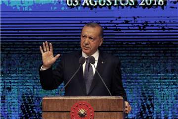 Die Türkische Lira hatte nach der Verhängung von US-Sanktionen gegen zwei türkische Minister stark an Wert verloren. Erdogan spricht von einem „Wirtschaftskrieg“. Foto: Burhan Ozbilici/AP