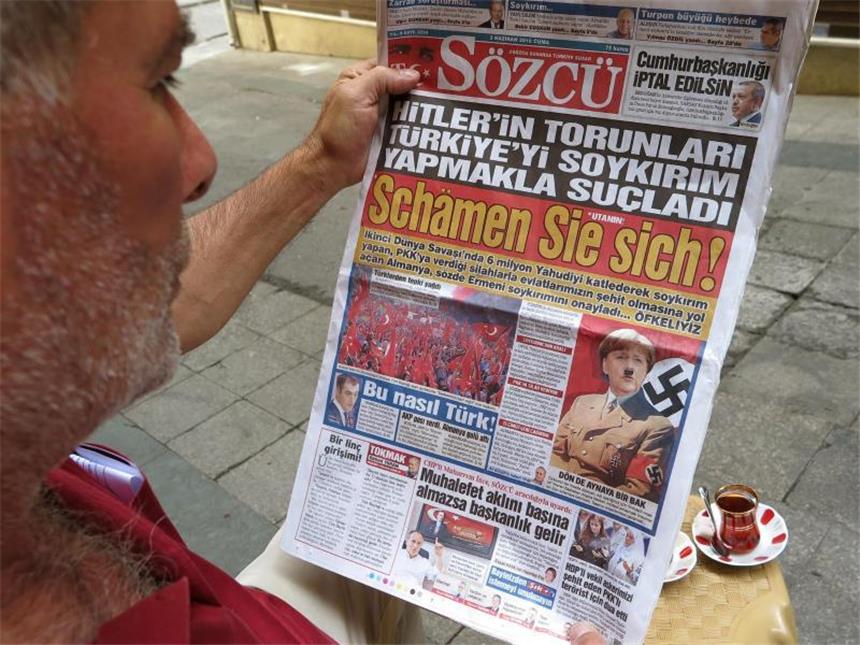 Erdogan darf in Deutschland nicht vor Landsleuten sprechen Die türkische Tageszeitung "Sözcü" bildete Angela Merkel vor einem Jahr in Naziuniform und Hitlerbart auf der Titelseite ab. Foto: Linda Say