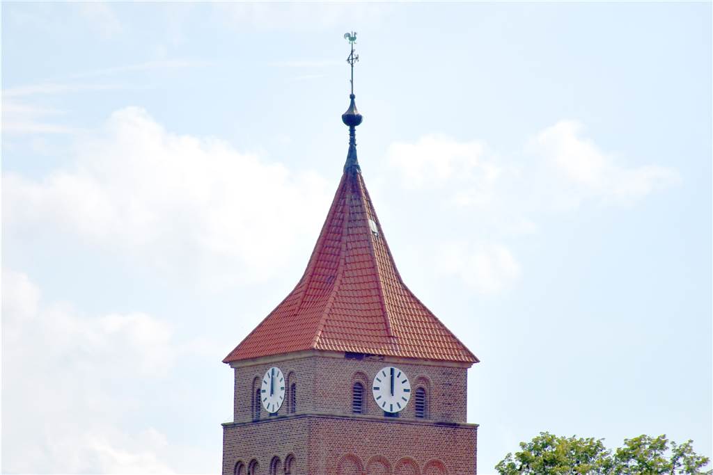 Bistum und Gemeinde investieren 1,4 Millionen Euro in die Jakobuskirche Die Turmuhr tickt noch nicht wieder richtig. Sie ist allerdings nicht beschädigt, sondern muss nur neu eingestellt werden. Das soll in Kürze erledigt werden.