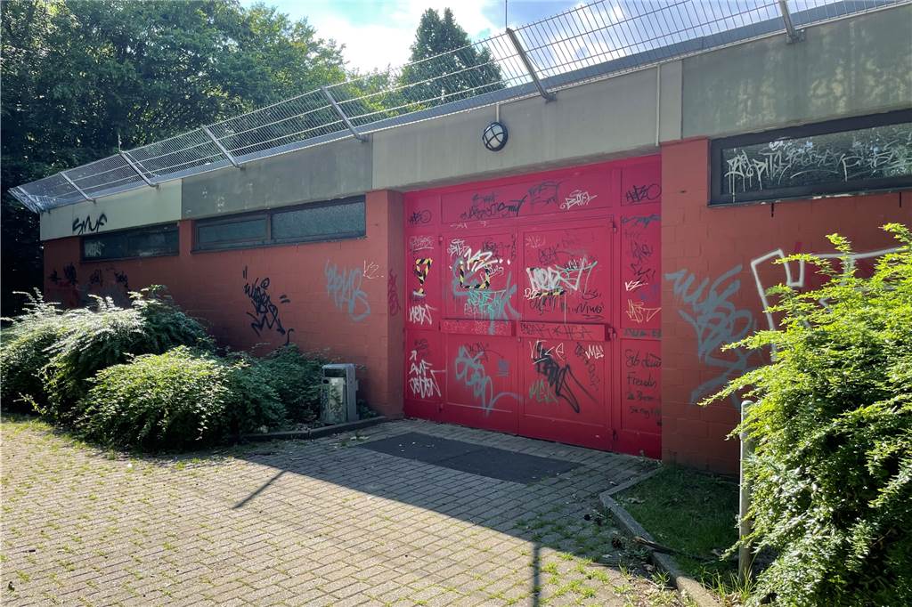 Die Turnhalle am Eichwaldstadion wird zum Großteil vom TVE Husen genutzt aber auch die Schüler der katholischen Hauptschule trainieren in der Halle.