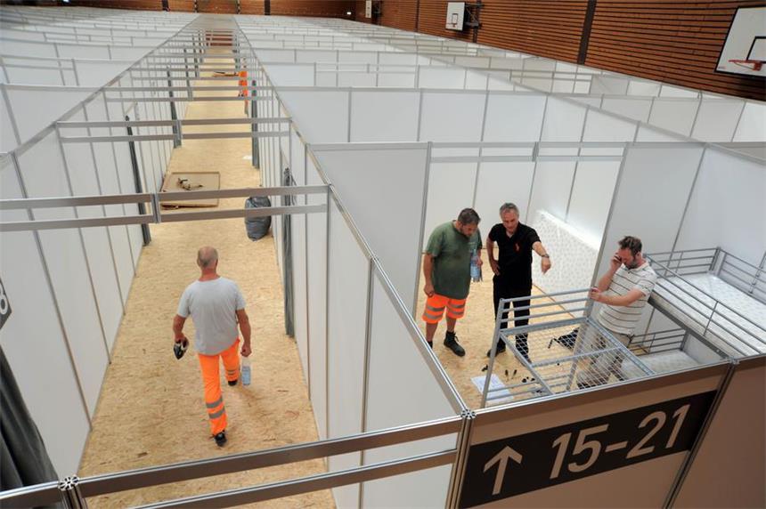 Weniger Notunterkünfte, mehr dauerhafte Plätze Die Turnhalle am Stadtpark in Schwerte dient zurzeit als Notunterkunft für Flüchtlinge. Die Halle könnte im Laufe des Jahres wieder frei werden - wenn das Land seine angekündigten Pläne umsetzt. Das Bild zeigt den Aufbau im August 2015.