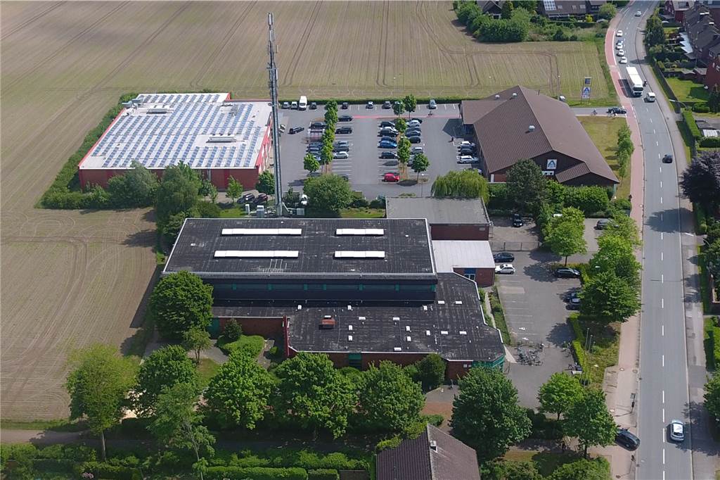 Dorsten reserviert zweite Sporthalle für Geflüchtete: „Wir tun, was wir können“ Luftaufnahme der Turnhalle an der Erler Straße in Rhade.