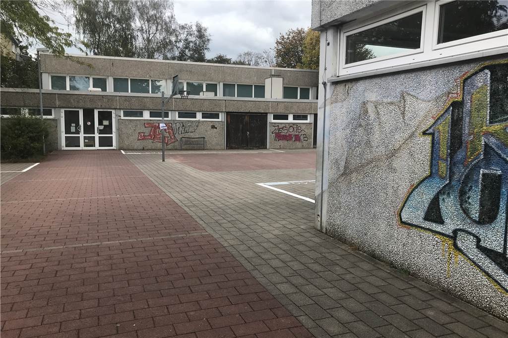 Sechs Monate Ukraine-Krieg: Flüchtlings-Lage in Castrop-Rauxel angespannt Die Turnhalle in Deininghausen steht auf Stand-By: Wenn weitere Geflüchtete aus der Ukraine kommen, kann die Stadt sie als Unterkunft unmittelbar aktivieren.