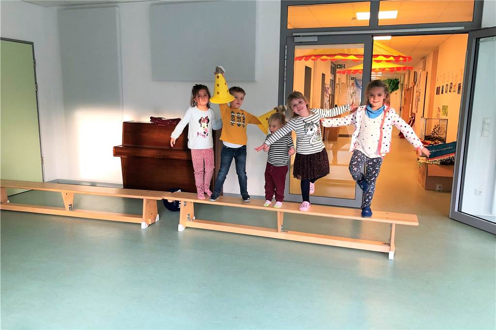 Kita-Eltern verkaufen Schuhe zum Kilopreis – doch jetzt brauchen sie schnelles Geld Die Turnhalle ist eher ein Versammlungsraum, sagen die Eltern. Außer Bänken steht hier nichts. Damit sie ausgestattet werden kann, muss der Förderverein 8000 Euro aufbringen.