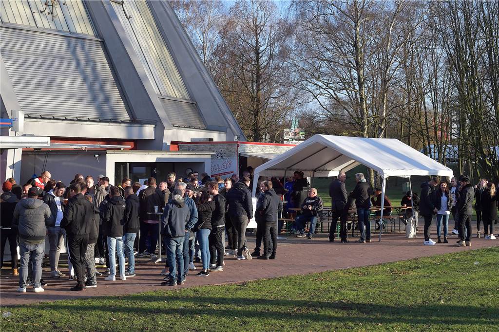 Neuer Modus, neuer Austragungsort: Die Hallenfußball-Stadtmeisterschaft in Lünen kehrt zurück Die Turnierorganisatoren konnten sich zumeist über ein großes Zuschauerinteresse freuen.