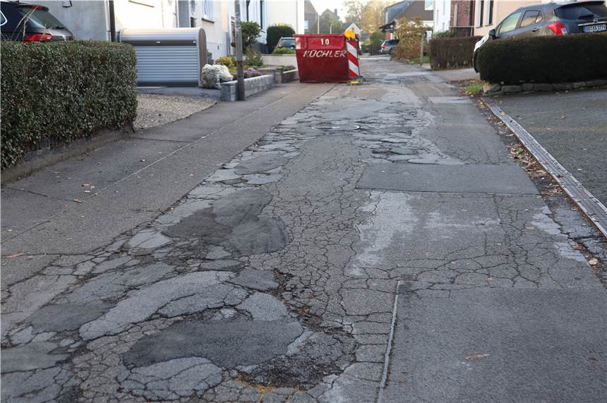 Von der Tybbinkstraße bis zur neuen Wohnbebauung in Wickede Die Tybbinkstraße zwischen Schlot- und Briefsweg befindet sich in einem sehr schlechten Zustand. Dabei wird sie im Radverkehrsnetz NRW empfohlen.