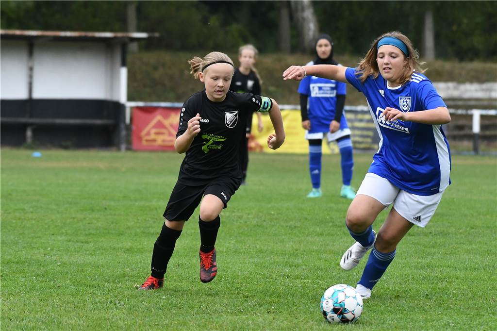 Castrop-Rauxeler Mannschaft fährt 70 Kilometer für Anpfiff eines Kreisliga-Spiels Die U13-Juniorinnen von Victoria Habinghorst (schwarze Trikots) teilen sich den ersten Tabellenplatz aktuell mit SV Berghofen.