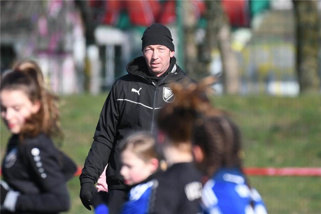 FC Schalke 04 war zu Gast: U13 von Victoria Habinghorst hatte wunderschönes Erlebnis Die U13-Juniorinnen von Victoria Habinghorst (schwarze Trikots) spielten gegen den FC Schalke 04.