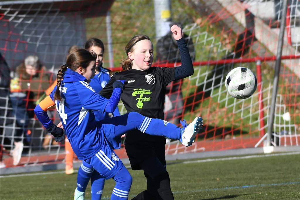 Die U13-Juniorinnen von Victoria Habinghorst (schwarze Trikots) spielten gegen den FC Schalke 04.