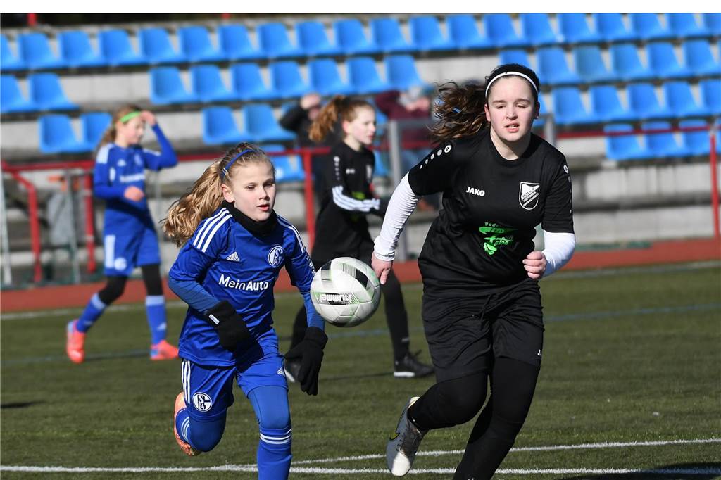 Die U13-Juniorinnen von Victoria Habinghorst (schwarze Trikots) spielten gegen den FC Schalke 04.