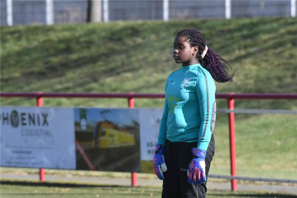 Die U13-Juniorinnen von Victoria Habinghorst (schwarze Trikots) spielten gegen den FC Schalke 04.