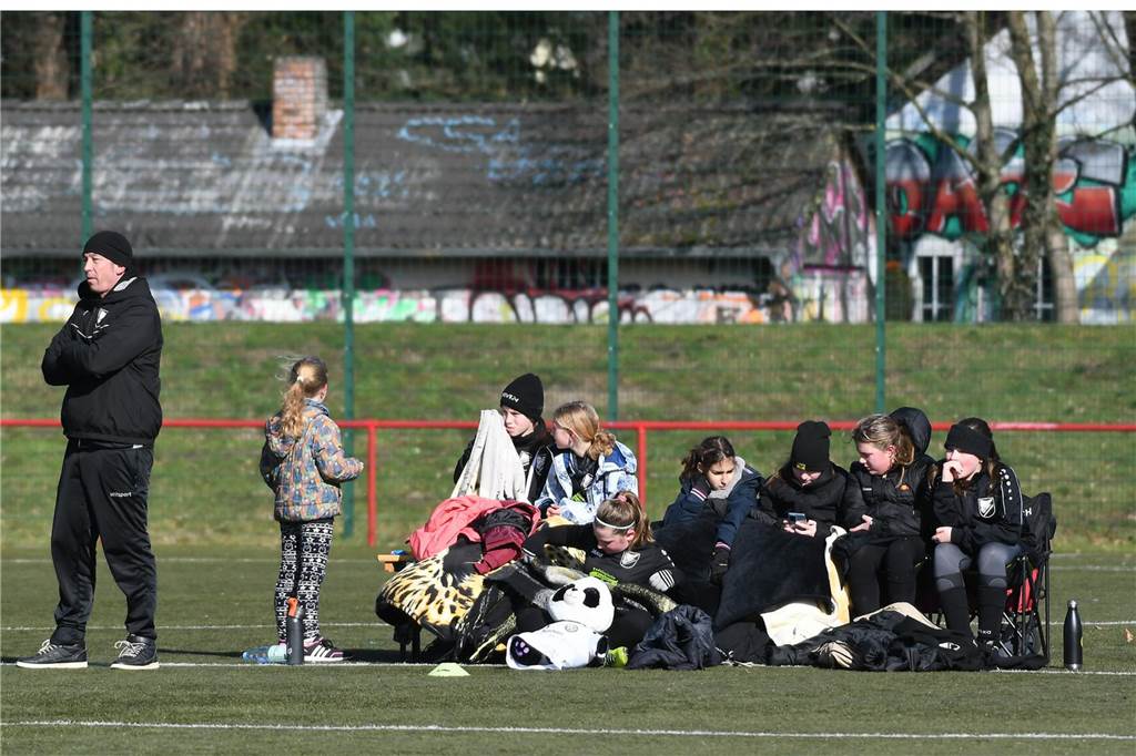 Die U13-Juniorinnen von Victoria Habinghorst (schwarze Trikots) spielten gegen den FC Schalke 04.