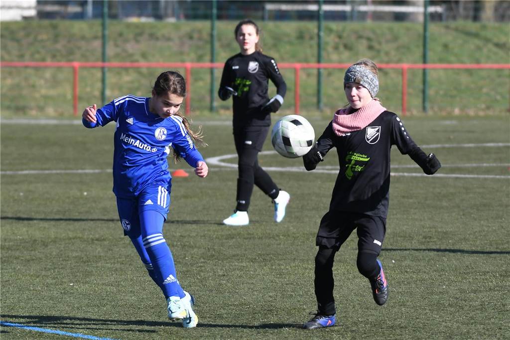 Die U13-Juniorinnen von Victoria Habinghorst (schwarze Trikots) spielten gegen den FC Schalke 04.