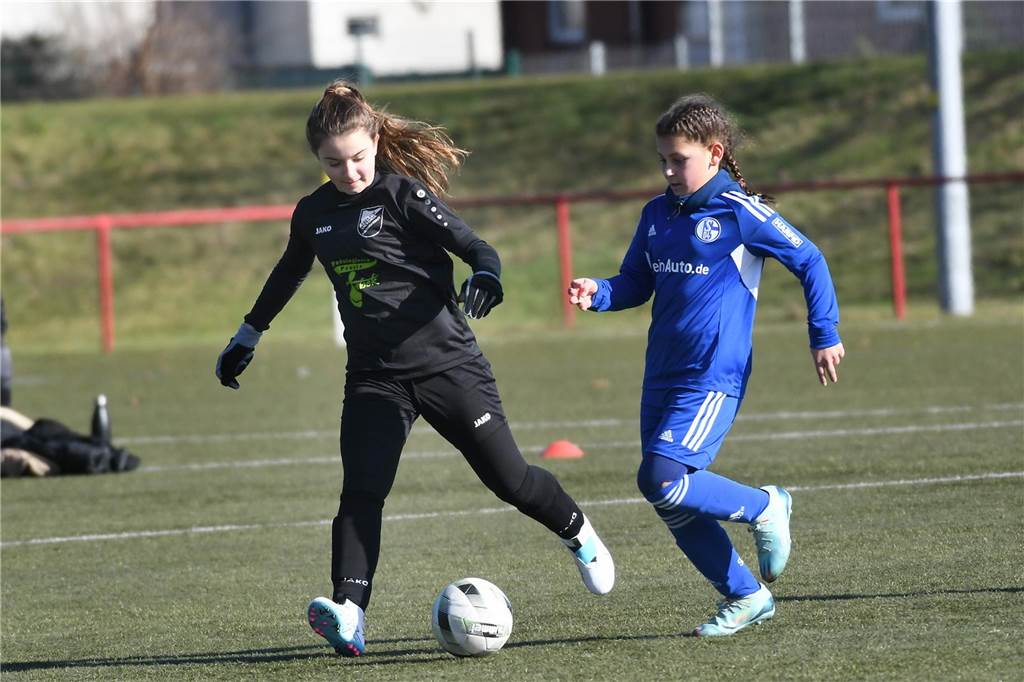 Die U13-Juniorinnen von Victoria Habinghorst (schwarze Trikots) spielten gegen den FC Schalke 04.