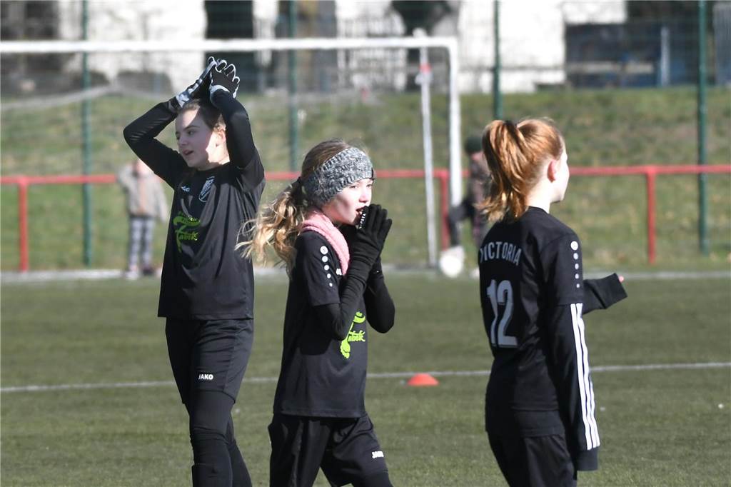Die U13-Juniorinnen von Victoria Habinghorst (schwarze Trikots) spielten gegen den FC Schalke 04.