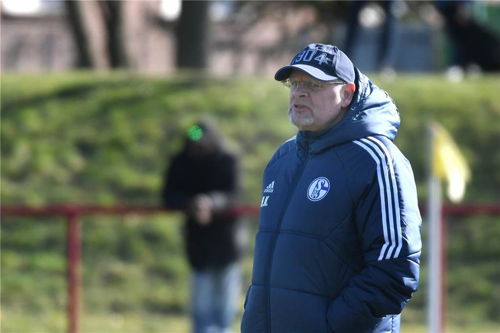 Die U13-Juniorinnen von Victoria Habinghorst (schwarze Trikots) spielten gegen den FC Schalke 04.