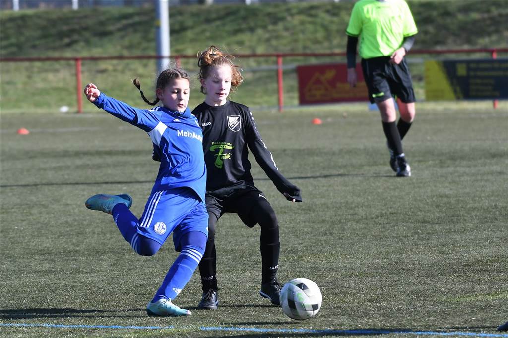 Die U13-Juniorinnen von Victoria Habinghorst (schwarze Trikots) spielten gegen den FC Schalke 04.