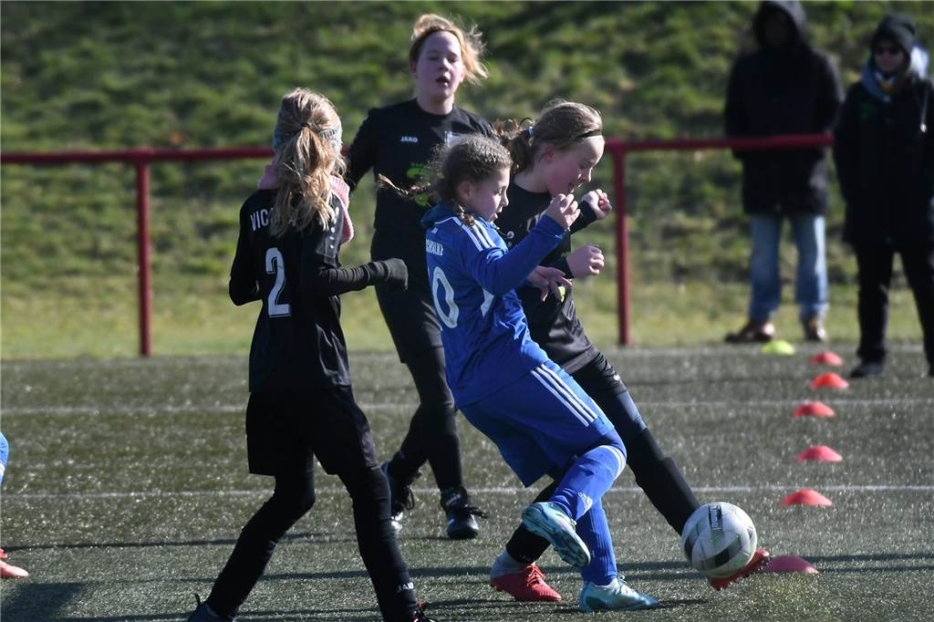 Die U13-Juniorinnen von Victoria Habinghorst (schwarze Trikots) spielten gegen den FC Schalke 04.