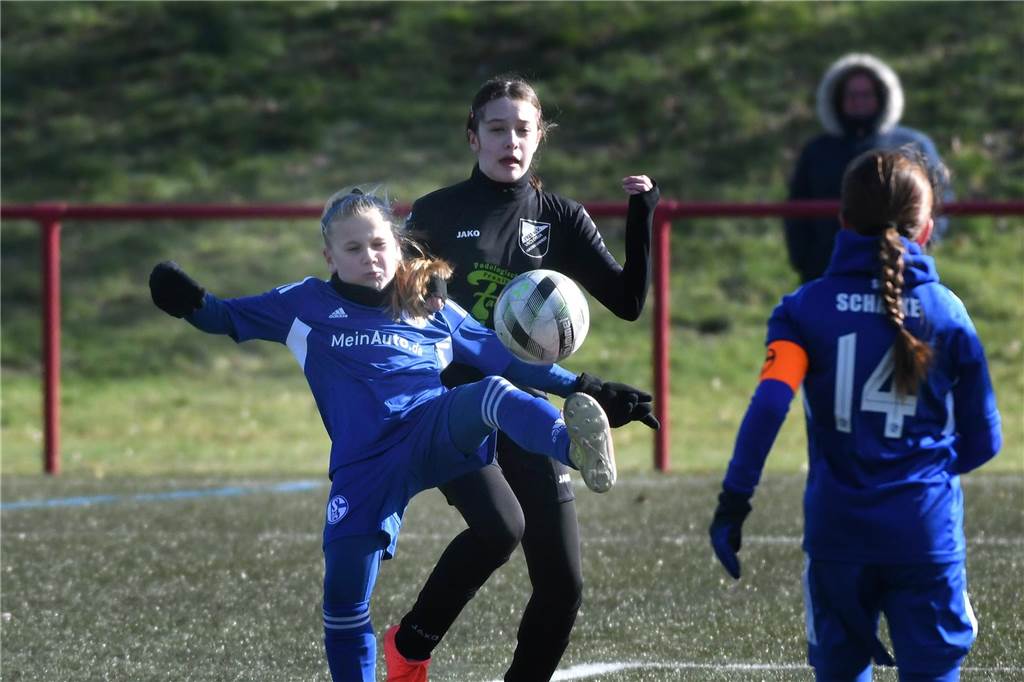 Die U13-Juniorinnen von Victoria Habinghorst (schwarze Trikots) spielten gegen den FC Schalke 04.