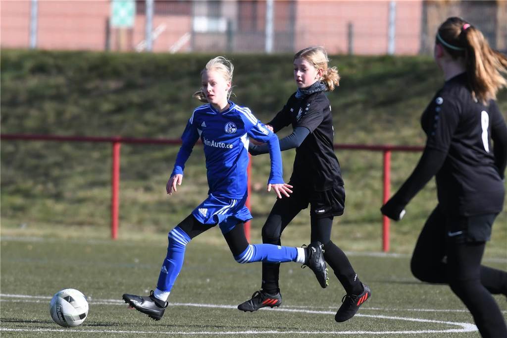 Die U13-Juniorinnen von Victoria Habinghorst (schwarze Trikots) spielten gegen den FC Schalke 04.
