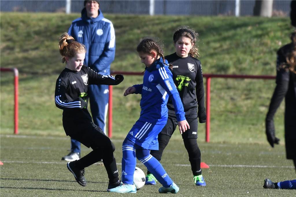 Die U13-Juniorinnen von Victoria Habinghorst (schwarze Trikots) spielten gegen den FC Schalke 04.