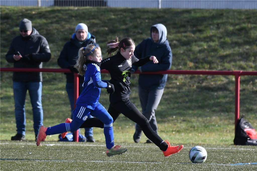 Die U13-Juniorinnen von Victoria Habinghorst (schwarze Trikots) spielten gegen den FC Schalke 04.