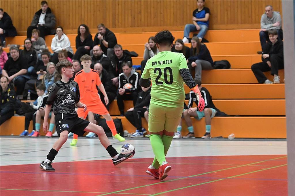 Die U15-Jungs des VfB Waltrop haben ihren 2024 gewonnenen Kreismeistertitel in der Halle souverän verteidigt. Dass die Regionalliga-Mannschaft vom Hirschkampstadion das Finale erreichen würde, war keine Überraschung. Ebenso wenig, dass der Gegner im Endspiel Gastgeber Spvgg. Erkenschwick hieß. Die beiden klassenhöchsten Teams marschierten mühelos durch die Gruppenspiele und das Halbfinale. Im Endspiel zeigten die Waltroper den „Schwickern“ mit 5:0 die Grenzen auf. Im kleinen Finale zuvor besiegte 1. SC BW Wulfen den TuS Haltern und sicherte sich Platz drei.