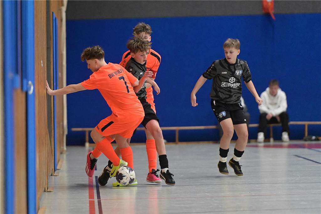 Die U15-Jungs des VfB Waltrop haben ihren 2024 gewonnenen Kreismeistertitel in der Halle souverän verteidigt. Dass die Regionalliga-Mannschaft vom Hirschkampstadion das Finale erreichen würde, war keine Überraschung. Ebenso wenig, dass der Gegner im Endspiel Gastgeber Spvgg. Erkenschwick hieß. Die beiden klassenhöchsten Teams marschierten mühelos durch die Gruppenspiele und das Halbfinale. Im Endspiel zeigten die Waltroper den „Schwickern“ mit 5:0 die Grenzen auf. Im kleinen Finale zuvor besiegte 1. SC BW Wulfen den TuS Haltern und sicherte sich Platz drei.