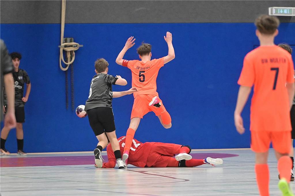Die U15-Jungs des VfB Waltrop haben ihren 2024 gewonnenen Kreismeistertitel in der Halle souverän verteidigt. Dass die Regionalliga-Mannschaft vom Hirschkampstadion das Finale erreichen würde, war keine Überraschung. Ebenso wenig, dass der Gegner im Endspiel Gastgeber Spvgg. Erkenschwick hieß. Die beiden klassenhöchsten Teams marschierten mühelos durch die Gruppenspiele und das Halbfinale. Im Endspiel zeigten die Waltroper den „Schwickern“ mit 5:0 die Grenzen auf. Im kleinen Finale zuvor besiegte 1. SC BW Wulfen den TuS Haltern und sicherte sich Platz drei.