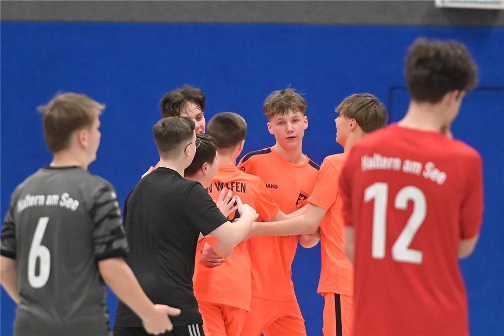 Die U15-Jungs des VfB Waltrop haben ihren 2024 gewonnenen Kreismeistertitel in der Halle souverän verteidigt. Dass die Regionalliga-Mannschaft vom Hirschkampstadion das Finale erreichen würde, war keine Überraschung. Ebenso wenig, dass der Gegner im Endspiel Gastgeber Spvgg. Erkenschwick hieß. Die beiden klassenhöchsten Teams marschierten mühelos durch die Gruppenspiele und das Halbfinale. Im Endspiel zeigten die Waltroper den „Schwickern“ mit 5:0 die Grenzen auf. Im kleinen Finale zuvor besiegte 1. SC BW Wulfen den TuS Haltern und sicherte sich Platz drei.