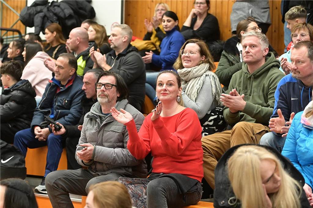 Die U15-Jungs des VfB Waltrop haben ihren 2024 gewonnenen Kreismeistertitel in der Halle souverän verteidigt. Dass die Regionalliga-Mannschaft vom Hirschkampstadion das Finale erreichen würde, war keine Überraschung. Ebenso wenig, dass der Gegner im Endspiel Gastgeber Spvgg. Erkenschwick hieß. Die beiden klassenhöchsten Teams marschierten mühelos durch die Gruppenspiele und das Halbfinale. Im Endspiel zeigten die Waltroper den „Schwickern“ mit 5:0 die Grenzen auf. Im kleinen Finale zuvor besiegte 1. SC BW Wulfen den TuS Haltern und sicherte sich Platz drei.
