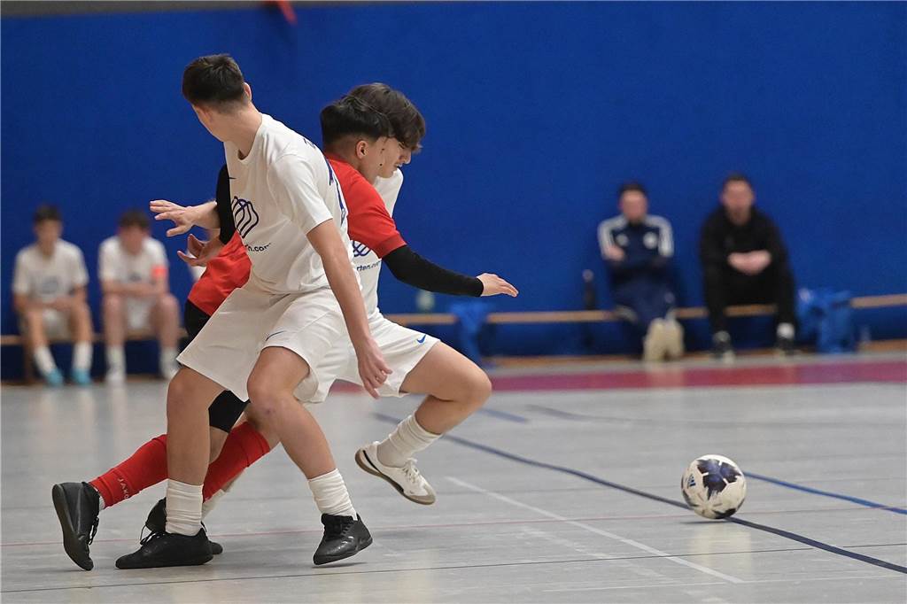 Die U15-Jungs des VfB Waltrop haben ihren 2024 gewonnenen Kreismeistertitel in der Halle souverän verteidigt. Dass die Regionalliga-Mannschaft vom Hirschkampstadion das Finale erreichen würde, war keine Überraschung. Ebenso wenig, dass der Gegner im Endspiel Gastgeber Spvgg. Erkenschwick hieß. Die beiden klassenhöchsten Teams marschierten mühelos durch die Gruppenspiele und das Halbfinale. Im Endspiel zeigten die Waltroper den „Schwickern“ mit 5:0 die Grenzen auf. Im kleinen Finale zuvor besiegte 1. SC BW Wulfen den TuS Haltern und sicherte sich Platz drei.