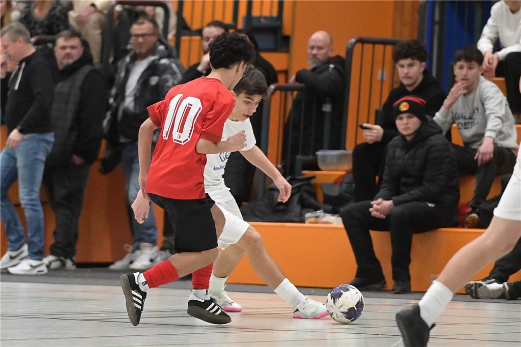 Die U15-Jungs des VfB Waltrop haben ihren 2024 gewonnenen Kreismeistertitel in der Halle souverän verteidigt. Dass die Regionalliga-Mannschaft vom Hirschkampstadion das Finale erreichen würde, war keine Überraschung. Ebenso wenig, dass der Gegner im Endspiel Gastgeber Spvgg. Erkenschwick hieß. Die beiden klassenhöchsten Teams marschierten mühelos durch die Gruppenspiele und das Halbfinale. Im Endspiel zeigten die Waltroper den „Schwickern“ mit 5:0 die Grenzen auf. Im kleinen Finale zuvor besiegte 1. SC BW Wulfen den TuS Haltern und sicherte sich Platz drei.
