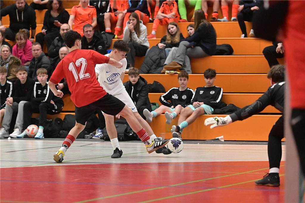 Die U15-Jungs des VfB Waltrop haben ihren 2024 gewonnenen Kreismeistertitel in der Halle souverän verteidigt. Dass die Regionalliga-Mannschaft vom Hirschkampstadion das Finale erreichen würde, war keine Überraschung. Ebenso wenig, dass der Gegner im Endspiel Gastgeber Spvgg. Erkenschwick hieß. Die beiden klassenhöchsten Teams marschierten mühelos durch die Gruppenspiele und das Halbfinale. Im Endspiel zeigten die Waltroper den „Schwickern“ mit 5:0 die Grenzen auf. Im kleinen Finale zuvor besiegte 1. SC BW Wulfen den TuS Haltern und sicherte sich Platz drei.