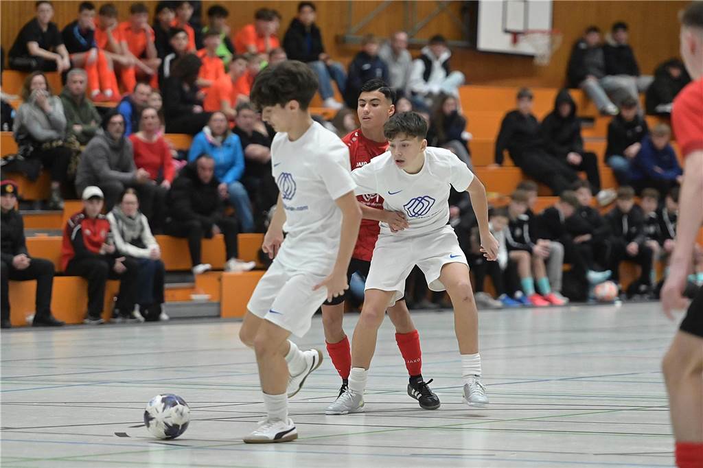 Die U15-Jungs des VfB Waltrop haben ihren 2024 gewonnenen Kreismeistertitel in der Halle souverän verteidigt. Dass die Regionalliga-Mannschaft vom Hirschkampstadion das Finale erreichen würde, war keine Überraschung. Ebenso wenig, dass der Gegner im Endspiel Gastgeber Spvgg. Erkenschwick hieß. Die beiden klassenhöchsten Teams marschierten mühelos durch die Gruppenspiele und das Halbfinale. Im Endspiel zeigten die Waltroper den „Schwickern“ mit 5:0 die Grenzen auf. Im kleinen Finale zuvor besiegte 1. SC BW Wulfen den TuS Haltern und sicherte sich Platz drei.