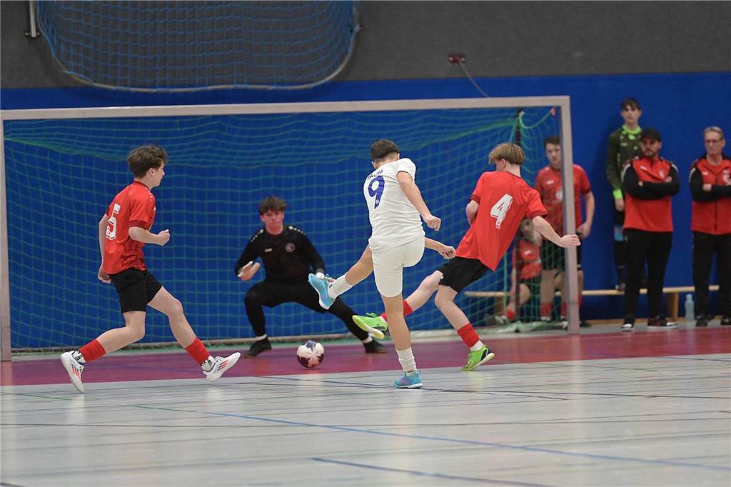 Die U15-Jungs des VfB Waltrop haben ihren 2024 gewonnenen Kreismeistertitel in der Halle souverän verteidigt. Dass die Regionalliga-Mannschaft vom Hirschkampstadion das Finale erreichen würde, war keine Überraschung. Ebenso wenig, dass der Gegner im Endspiel Gastgeber Spvgg. Erkenschwick hieß. Die beiden klassenhöchsten Teams marschierten mühelos durch die Gruppenspiele und das Halbfinale. Im Endspiel zeigten die Waltroper den „Schwickern“ mit 5:0 die Grenzen auf. Im kleinen Finale zuvor besiegte 1. SC BW Wulfen den TuS Haltern und sicherte sich Platz drei.