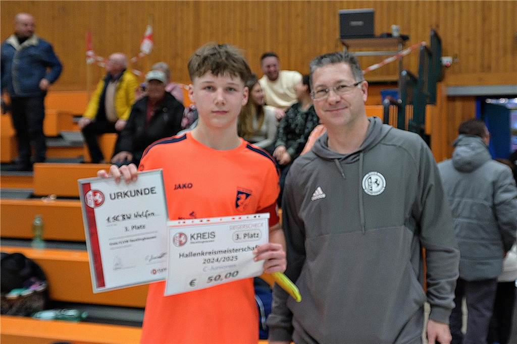 Die U15-Jungs des VfB Waltrop haben ihren 2024 gewonnenen Kreismeistertitel in der Halle souverän verteidigt. Dass die Regionalliga-Mannschaft vom Hirschkampstadion das Finale erreichen würde, war keine Überraschung. Ebenso wenig, dass der Gegner im Endspiel Gastgeber Spvgg. Erkenschwick hieß. Die beiden klassenhöchsten Teams marschierten mühelos durch die Gruppenspiele und das Halbfinale. Im Endspiel zeigten die Waltroper den „Schwickern“ mit 5:0 die Grenzen auf. Im kleinen Finale zuvor besiegte 1. SC BW Wulfen den TuS Haltern und sicherte sich Platz drei.