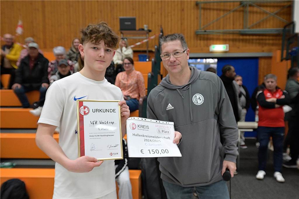 Die U15-Jungs des VfB Waltrop haben ihren 2024 gewonnenen Kreismeistertitel in der Halle souverän verteidigt. Dass die Regionalliga-Mannschaft vom Hirschkampstadion das Finale erreichen würde, war keine Überraschung. Ebenso wenig, dass der Gegner im Endspiel Gastgeber Spvgg. Erkenschwick hieß. Die beiden klassenhöchsten Teams marschierten mühelos durch die Gruppenspiele und das Halbfinale. Im Endspiel zeigten die Waltroper den „Schwickern“ mit 5:0 die Grenzen auf. Im kleinen Finale zuvor besiegte 1. SC BW Wulfen den TuS Haltern und sicherte sich Platz drei.