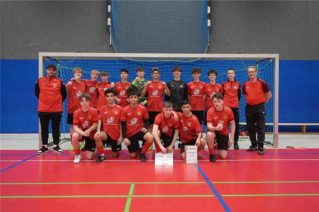 Die U15-Jungs des VfB Waltrop haben ihren 2024 gewonnenen Kreismeistertitel in der Halle souverän verteidigt. Dass die Regionalliga-Mannschaft vom Hirschkampstadion das Finale erreichen würde, war keine Überraschung. Ebenso wenig, dass der Gegner im Endspiel Gastgeber Spvgg. Erkenschwick hieß. Die beiden klassenhöchsten Teams marschierten mühelos durch die Gruppenspiele und das Halbfinale. Im Endspiel zeigten die Waltroper den „Schwickern“ mit 5:0 die Grenzen auf. Im kleinen Finale zuvor besiegte 1. SC BW Wulfen den TuS Haltern und sicherte sich Platz drei.