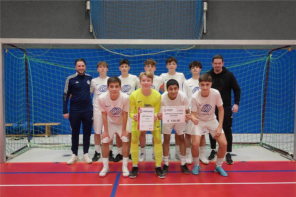 Die U15-Jungs des VfB Waltrop haben ihren 2024 gewonnenen Kreismeistertitel in der Halle souverän verteidigt. Dass die Regionalliga-Mannschaft vom Hirschkampstadion das Finale erreichen würde, war keine Überraschung. Ebenso wenig, dass der Gegner im Endspiel Gastgeber Spvgg. Erkenschwick hieß. Die beiden klassenhöchsten Teams marschierten mühelos durch die Gruppenspiele und das Halbfinale. Im Endspiel zeigten die Waltroper den „Schwickern“ mit 5:0 die Grenzen auf. Im kleinen Finale zuvor besiegte 1. SC BW Wulfen den TuS Haltern und sicherte sich Platz drei.