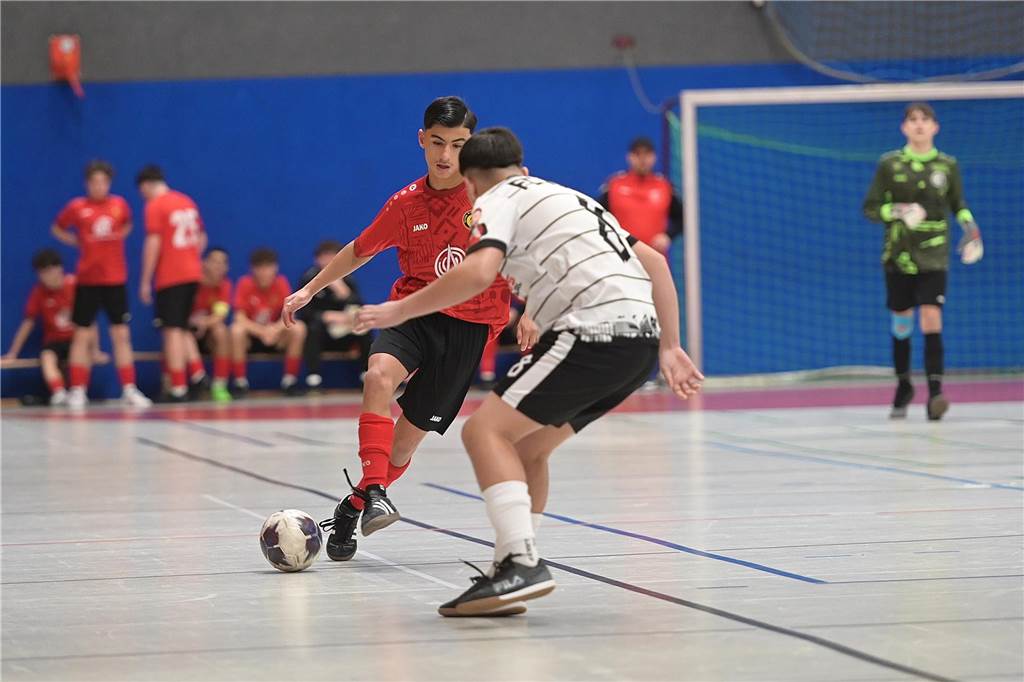 Die U15-Jungs des VfB Waltrop haben ihren 2024 gewonnenen Kreismeistertitel in der Halle souverän verteidigt. Dass die Regionalliga-Mannschaft vom Hirschkampstadion das Finale erreichen würde, war keine Überraschung. Ebenso wenig, dass der Gegner im Endspiel Gastgeber Spvgg. Erkenschwick hieß. Die beiden klassenhöchsten Teams marschierten mühelos durch die Gruppenspiele und das Halbfinale. Im Endspiel zeigten die Waltroper den „Schwickern“ mit 5:0 die Grenzen auf. Im kleinen Finale zuvor besiegte 1. SC BW Wulfen den TuS Haltern und sicherte sich Platz drei.