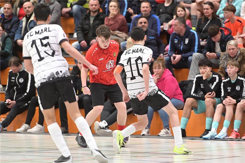 Die U15-Jungs des VfB Waltrop haben ihren 2024 gewonnenen Kreismeistertitel in der Halle souverän verteidigt. Dass die Regionalliga-Mannschaft vom Hirschkampstadion das Finale erreichen würde, war keine Überraschung. Ebenso wenig, dass der Gegner im Endspiel Gastgeber Spvgg. Erkenschwick hieß. Die beiden klassenhöchsten Teams marschierten mühelos durch die Gruppenspiele und das Halbfinale. Im Endspiel zeigten die Waltroper den „Schwickern“ mit 5:0 die Grenzen auf. Im kleinen Finale zuvor besiegte 1. SC BW Wulfen den TuS Haltern und sicherte sich Platz drei.