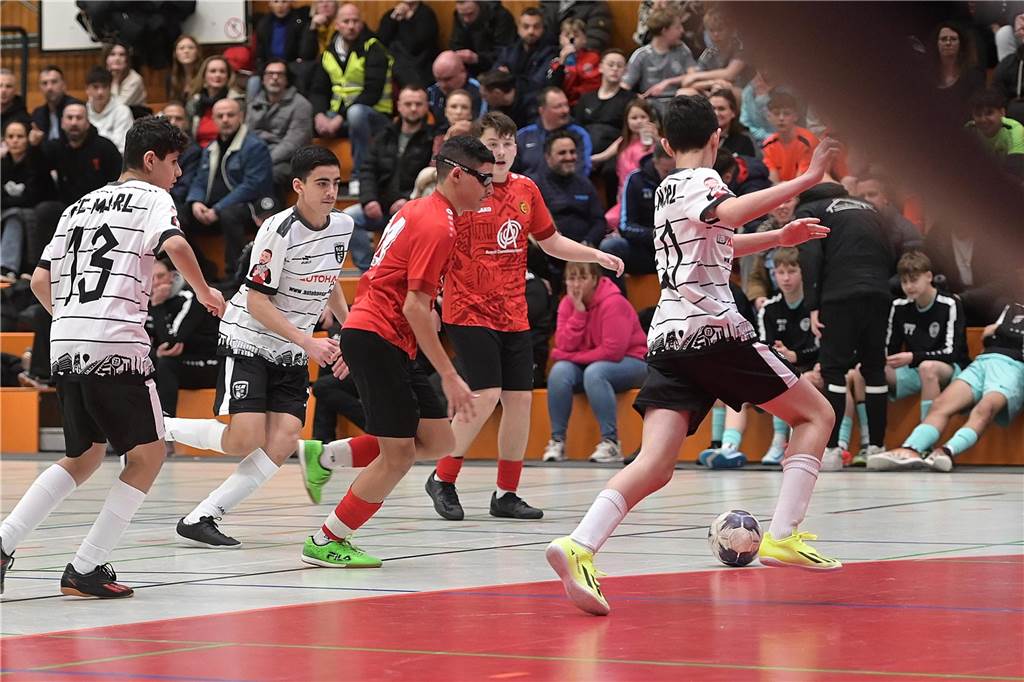 Die U15-Jungs des VfB Waltrop haben ihren 2024 gewonnenen Kreismeistertitel in der Halle souverän verteidigt. Dass die Regionalliga-Mannschaft vom Hirschkampstadion das Finale erreichen würde, war keine Überraschung. Ebenso wenig, dass der Gegner im Endspiel Gastgeber Spvgg. Erkenschwick hieß. Die beiden klassenhöchsten Teams marschierten mühelos durch die Gruppenspiele und das Halbfinale. Im Endspiel zeigten die Waltroper den „Schwickern“ mit 5:0 die Grenzen auf. Im kleinen Finale zuvor besiegte 1. SC BW Wulfen den TuS Haltern und sicherte sich Platz drei.