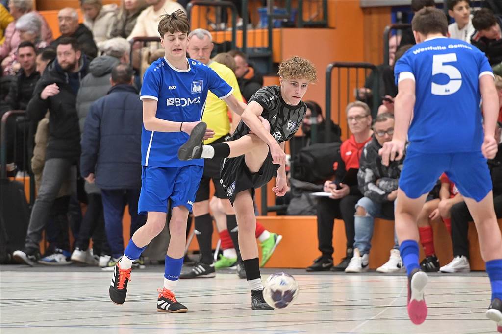 Die U15-Jungs des VfB Waltrop haben ihren 2024 gewonnenen Kreismeistertitel in der Halle souverän verteidigt. Dass die Regionalliga-Mannschaft vom Hirschkampstadion das Finale erreichen würde, war keine Überraschung. Ebenso wenig, dass der Gegner im Endspiel Gastgeber Spvgg. Erkenschwick hieß. Die beiden klassenhöchsten Teams marschierten mühelos durch die Gruppenspiele und das Halbfinale. Im Endspiel zeigten die Waltroper den „Schwickern“ mit 5:0 die Grenzen auf. Im kleinen Finale zuvor besiegte 1. SC BW Wulfen den TuS Haltern und sicherte sich Platz drei.