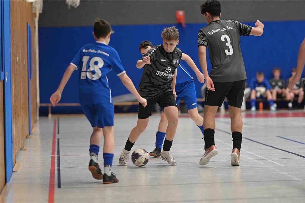Die U15-Jungs des VfB Waltrop haben ihren 2024 gewonnenen Kreismeistertitel in der Halle souverän verteidigt. Dass die Regionalliga-Mannschaft vom Hirschkampstadion das Finale erreichen würde, war keine Überraschung. Ebenso wenig, dass der Gegner im Endspiel Gastgeber Spvgg. Erkenschwick hieß. Die beiden klassenhöchsten Teams marschierten mühelos durch die Gruppenspiele und das Halbfinale. Im Endspiel zeigten die Waltroper den „Schwickern“ mit 5:0 die Grenzen auf. Im kleinen Finale zuvor besiegte 1. SC BW Wulfen den TuS Haltern und sicherte sich Platz drei.